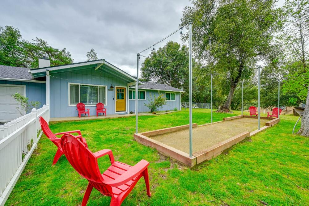 Walk to Dtwn! Dog-Friendly Oakhurst Gem with Yard